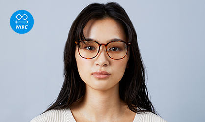女性のメガネ装着イメージ