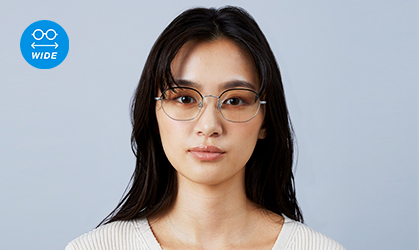 女性のメガネ装着イメージ