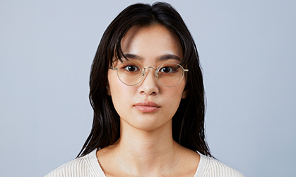 女性のメガネ装着イメージ