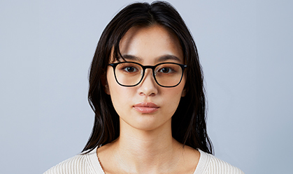 女性のメガネ装着イメージ