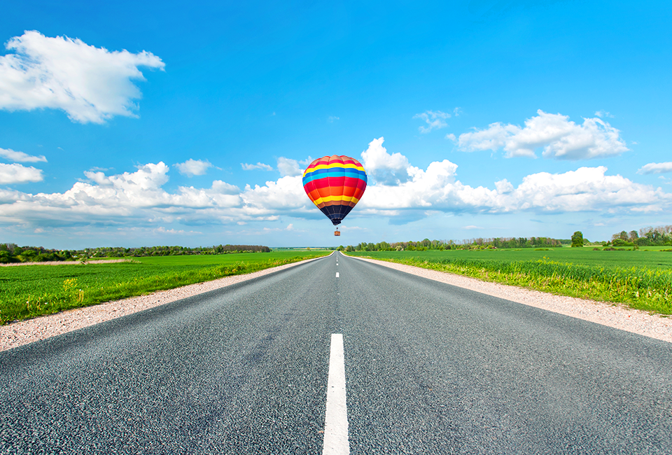 道の向こうに気球…私たちしか知らない景色