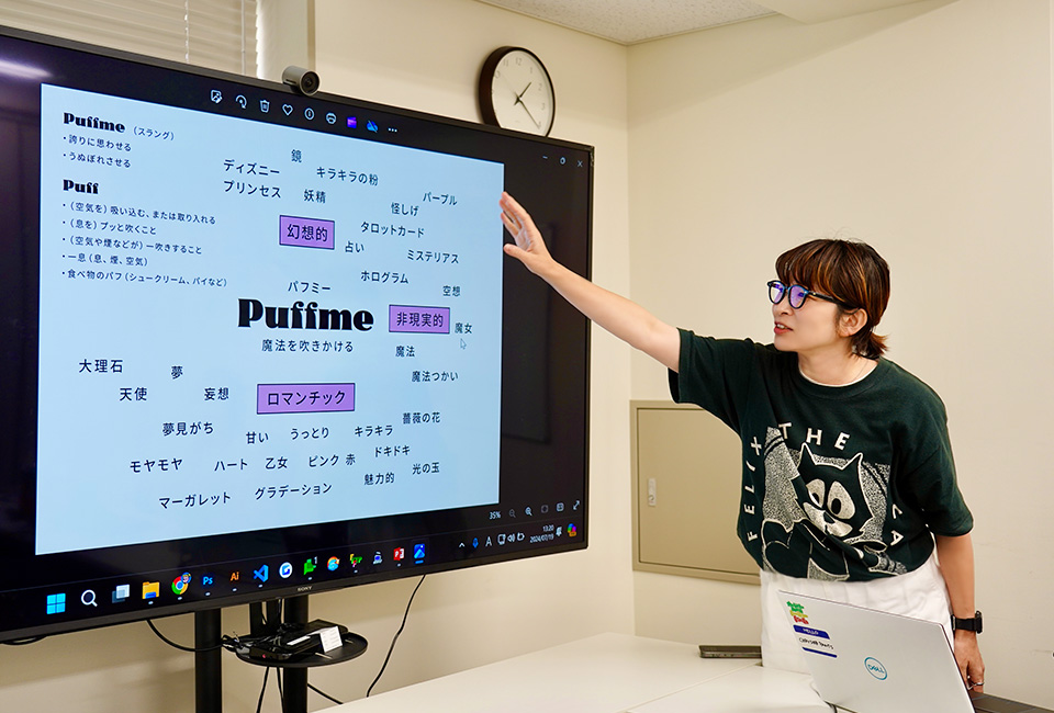 Puffmeeのパッケージデザインについて説明するSさん